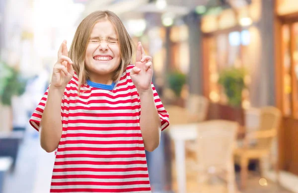 Menina Bonita Jovem Sobre Fundo Isolado Sorrindo Cruzando Dedos Com — Fotografia de Stock