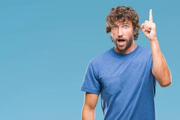 Hombre Modelo Hispano Guapo Sobre Fondo Aislado Apuntando Con Dedo — Foto de Stock