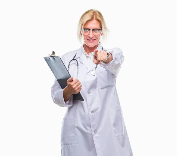 Średnim Wieku Lekarz Blond Kobieta Gospodarstwa Schowka Białym Tle Wskazując — Zdjęcie stockowe
