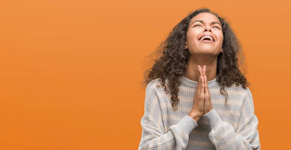 Gyönyörű Fiatal Spanyol Viselt Csíkos Pulóver Kolduló Imádkozik Együtt Remény — Stock Fotó