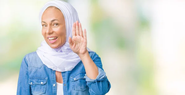 Восточная Арабская Женщина Средних Лет Носящая Арабский Хиджаб Изолированном Фоне — стоковое фото