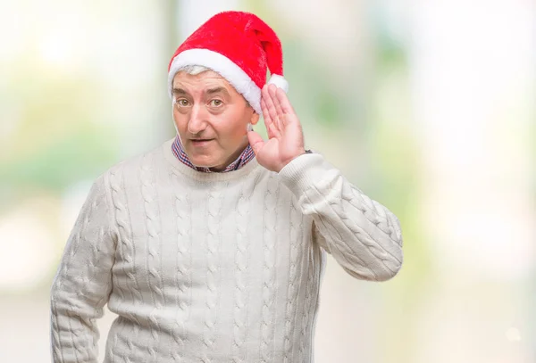 Красивый Пожилой Человек Рождественской Шляпе Изолированном Фоне Улыбается Рукой Ухом — стоковое фото