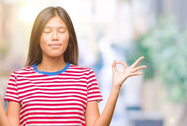 在孤立的背景下 年轻的亚洲妇女放松和微笑闭上眼睛做冥想手势用手指 瑜伽理念 — 图库照片