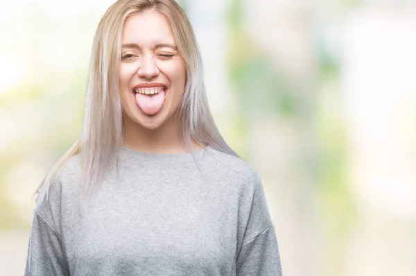 Młoda Blond Kobieta Białym Tle Trzymanie Języka Out Wyrażenie Zabawny — Zdjęcie stockowe