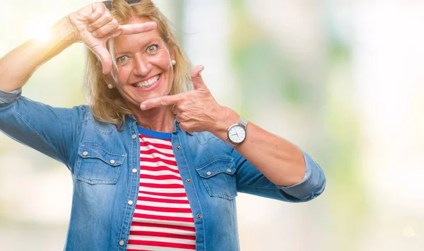 Středním Věku Blond Žena Izolované Pozadí Provedení Rámu Rukama Prsty — Stock fotografie