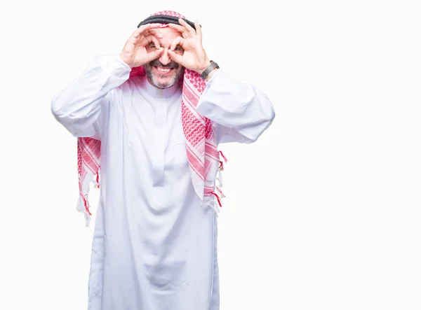 Senior Arab Man Wearing Keffiyeh Isolated Background Doing Gesture Binoculars — Stock Photo, Image