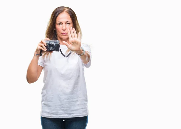 Spaanse Vrouw Van Middelbare Leeftijd Fotograferen Met Vintage Fotocamera Geïsoleerd — Stockfoto