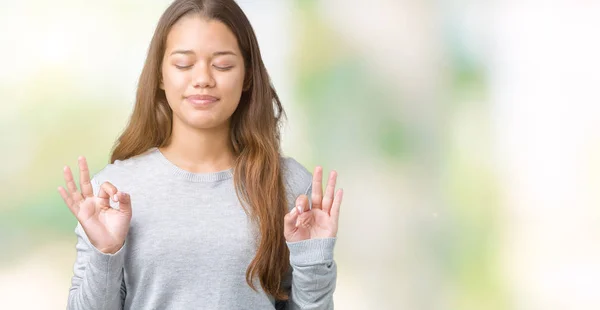年轻美丽的黑发女人穿着毛衣在孤立的背景放松和微笑与眼睛闭着做冥想手势用手指 瑜伽概念 — 图库照片