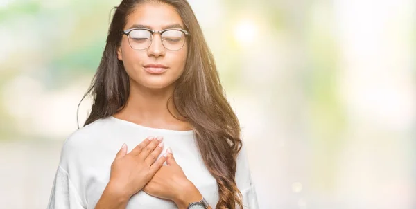 Jonge Mooie Arabische Vrouw Vloeken Van Bril Geïsoleerde Achtergrond Glimlachend — Stockfoto