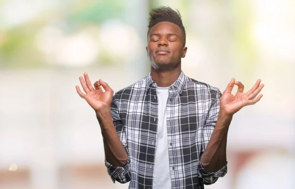 Americký Mladík Izolované Pozadí Relaxovat Usmívající Očima Uzavřené Vede Meditační — Stock fotografie