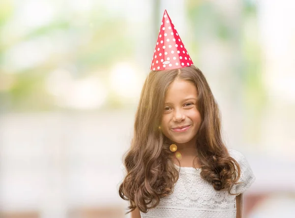 Menina Hispânica Morena Usando Chapéu Aniversário Com Rosto Feliz Sorrindo — Fotografia de Stock