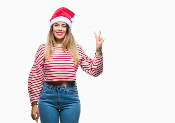 Mooie Jongedame Kerstmuts Dragen Geïsoleerde Achtergrond Glimlachend Met Blij Gezicht — Stockfoto