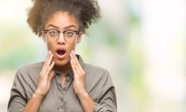 Fiatal Afro Amerikai Szemüveg Viselése Alatt Elszigetelt Háttér Félek Megdöbbentem — Stock Fotó