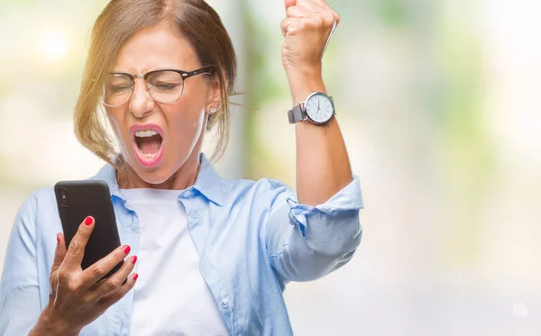 Mujer Mayor Mediana Edad Enviando Mensajes Texto Utilizando Teléfono Inteligente —  Fotos de Stock