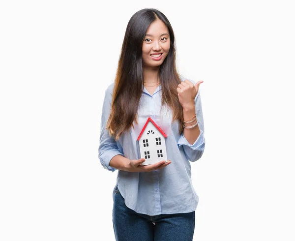 Jeune Femme Asiatique Agent Réel État Tenant Maison Isolé Fond — Photo