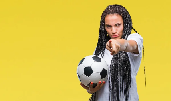 Joven Chica Afroamericana Trenzada Pelo Sosteniendo Pelota Fútbol Sobre Fondo —  Fotos de Stock