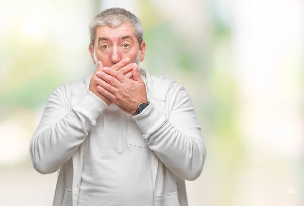 Bonito Homem Sênior Vestindo Roupas Esportivas Sobre Fundo Isolado Chocado — Fotografia de Stock