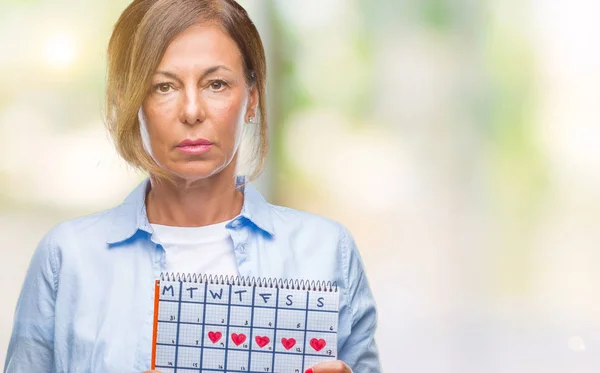 Mulher Hispânica Sênior Meia Idade Segurando Calendário Menstruação Sobre Fundo — Fotografia de Stock