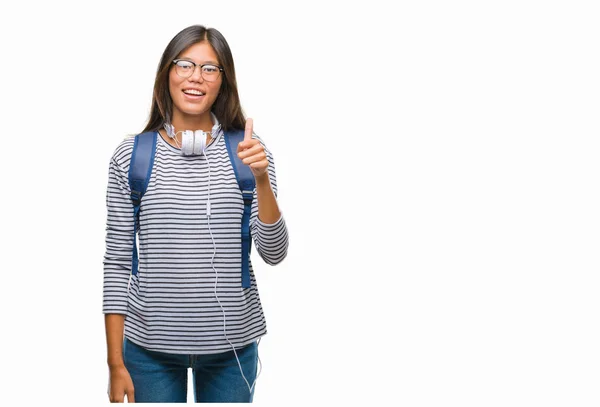 Молодая Азиатская Студентка Наушниках Рюкзаке Изолированном Фоне Делает Счастливый Жест — стоковое фото