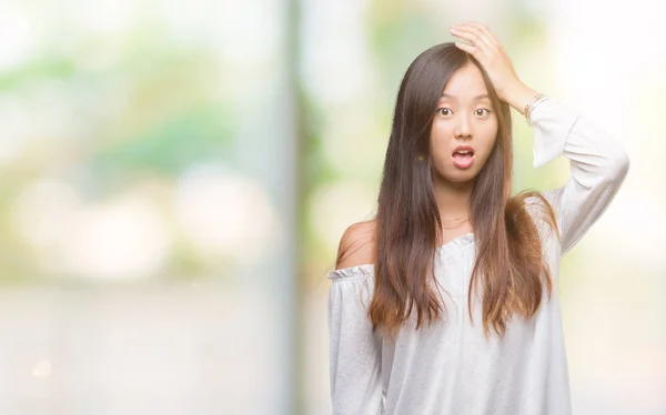 年轻的亚裔妇女在孤立的背景下惊讶地用手在头上犯错 记住错误 坏记忆概念 — 图库照片