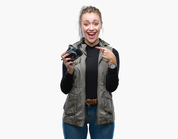 非常に幸せな手と指で指している分離の背景にビンテージ カメラを使用して写真を撮る若いブロンドの女性 — ストック写真