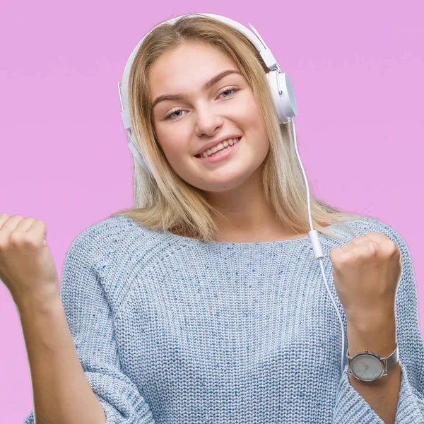 Jovem Caucasiana Ouvindo Música Usando Fones Ouvido Sobre Fundo Isolado — Fotografia de Stock