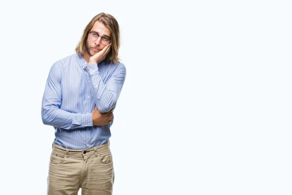 Jovem Homem Bonito Com Cabelos Longos Usando Óculos Sobre Fundo — Fotografia de Stock