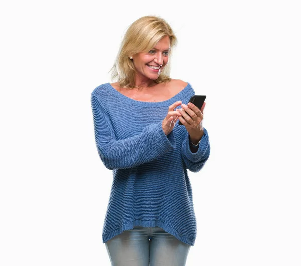 Mujer Rubia Mediana Edad Enviando Mensaje Usando Teléfono Inteligente Sobre —  Fotos de Stock