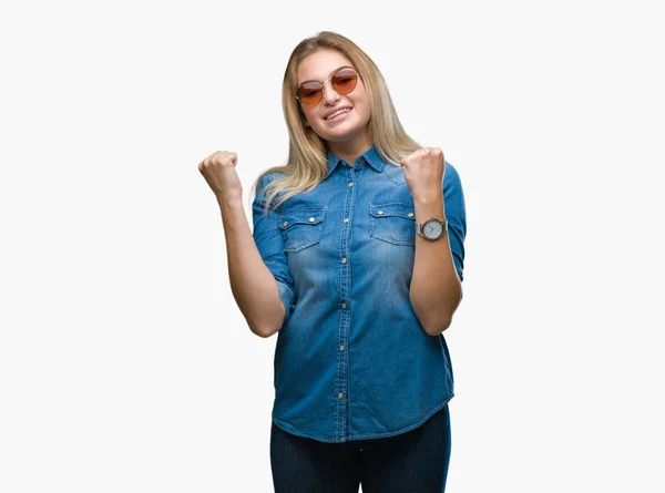 Mujer Caucásica Joven Con Gafas Sol Sobre Fondo Aislado Muy — Foto de Stock