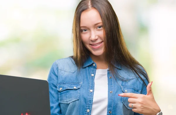Молода Біла Жінка Використовує Ноутбук Над Ізольованим Тлом Несподіваним Обличчям — стокове фото