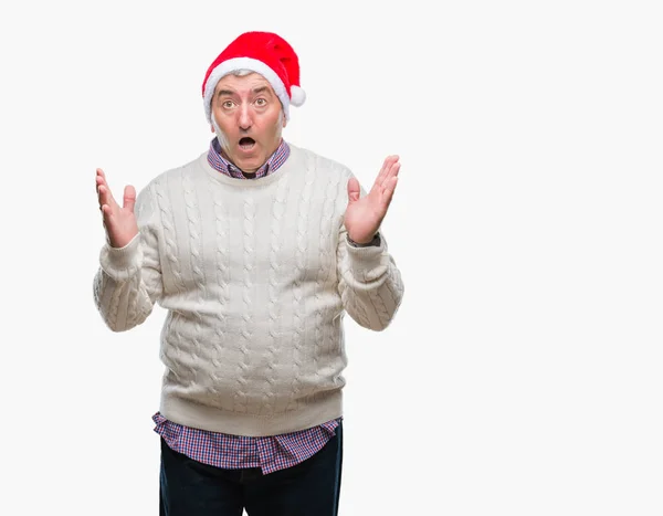 ハンサムな年配の男性にクリスマスの帽子をかぶって狂気の背景を分離し 怒って叫んで 叫んで積極的な表現と腕を上げます 欲求不満のコンセプト — ストック写真