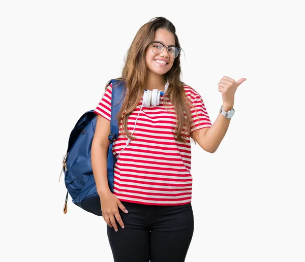 Jovem Bela Estudante Morena Usando Fones Ouvido Mochila Sobre Fundo — Fotografia de Stock