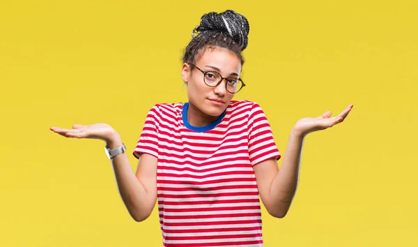 Jovem Trançado Cabelo Afro Americano Menina Vestindo Óculos Sobre Fundo — Fotografia de Stock