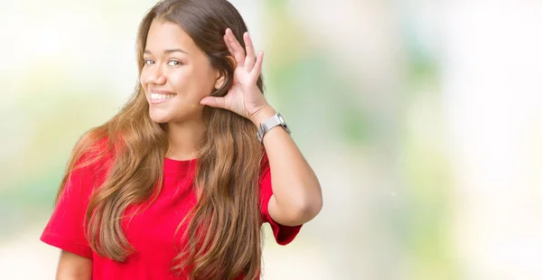Joven Mujer Morena Hermosa Vistiendo Camiseta Roja Sobre Fondo Aislado — Foto de Stock