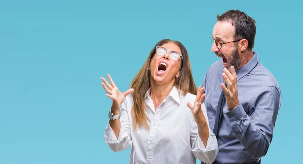 Middelbare Leeftijd Hispanic Paar Verliefd Bril Geïsoleerde Achtergrond Gekke Gekke — Stockfoto