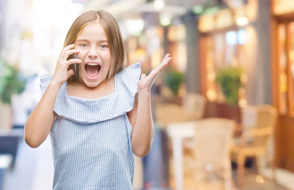 Mooi Meisje Praten Aan Telefoon Geïsoleerde Achtergrond Erg Blij Opgewonden — Stockfoto