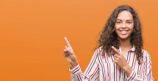 Hermosa Joven Hispana Sonriendo Mirando Cámara Apuntando Con Dos Manos — Foto de Stock