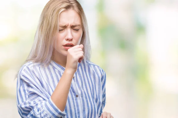 年轻的金发女人在孤立的背景下感觉不适和咳嗽作为症状感冒或支气管炎 医疗保健理念 — 图库照片