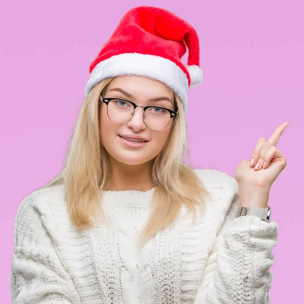 Jonge Kaukasische Vrouw Kerstmuts Dragen Geïsoleerde Achtergrond Met Een Grote — Stockfoto