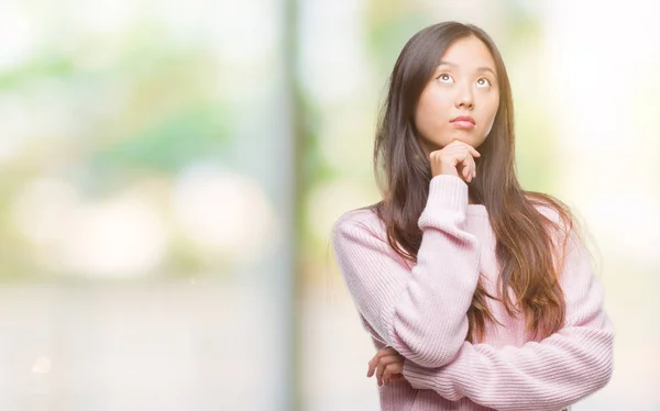 年轻的亚洲妇女在孤立的背景下 手上下巴思考问题 沉思的表情 微笑与周到的脸 怀疑概念 — 图库照片