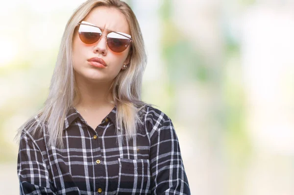 Junge Blonde Frau Mit Sonnenbrille Über Isoliertem Hintergrund Skeptisch Und — Stockfoto