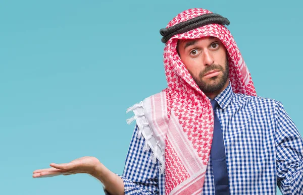 クーフィーヤを着た若いハンサムなアラビアン ビジネス男は 腕と手を上げて背景無知と混乱式を分離しました 疑いのコンセプト — ストック写真