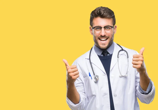 Jonge Knappe Dokter Man Geïsoleerde Achtergrond Succes Teken Doen Positief — Stockfoto