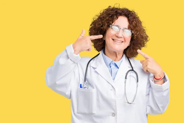 Środkowy Ager Starszy Lekarz Kobieta Białym Tle Uśmiechający Się Pewnie — Zdjęcie stockowe