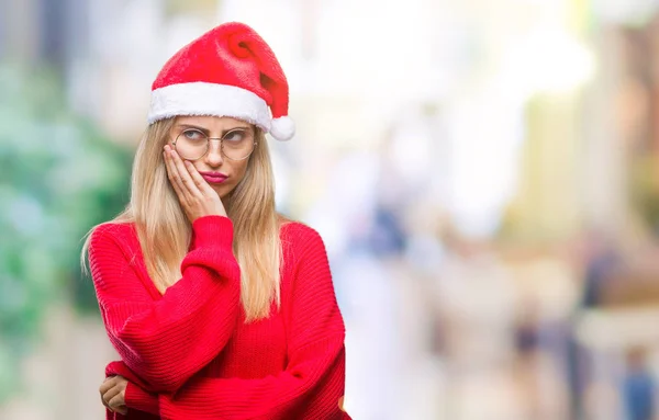 疲れていて 組んだ腕のうつ病問題にうんざりして孤立した背景を考えての上のクリスマスの帽子をかぶって若い美しいブロンドの女性 — ストック写真