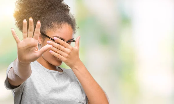 Jovem Afro Americana Vestindo Óculos Sobre Fundo Isolado Cobrindo Olhos — Fotografia de Stock