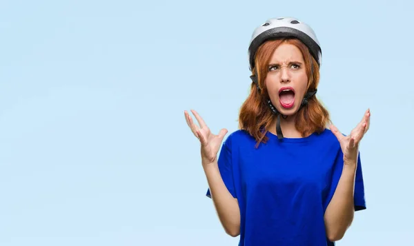 Junge Schöne Frau Mit Fahrradhelm Über Isoliertem Hintergrund Verrückt Und — Stockfoto