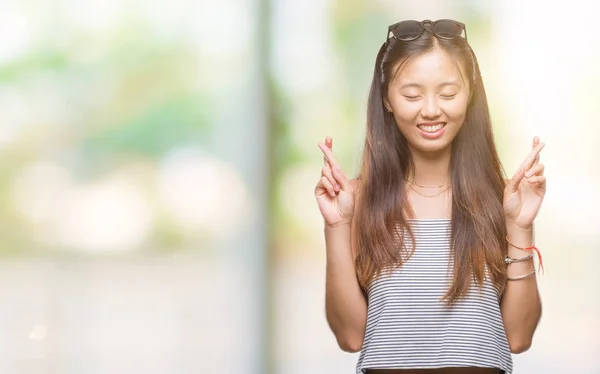 Jovem Mulher Asiática Vestindo Óculos Sol Sobre Fundo Isolado Sorrindo — Fotografia de Stock