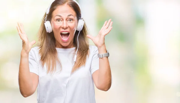 Mujer Hispana Mediana Edad Escuchando Música Usando Auriculares Sobre Fondo — Foto de Stock