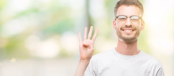 Joven Hombre Adulto Tatuado Mostrando Señalando Hacia Arriba Con Los — Foto de Stock